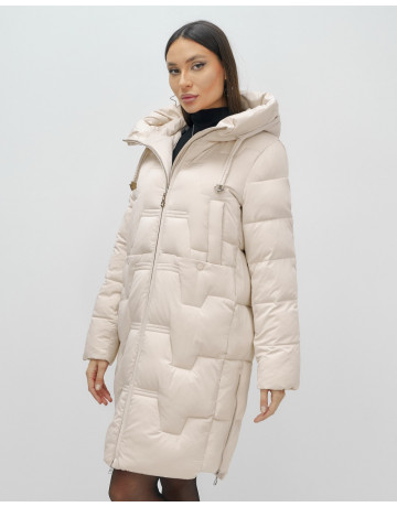 Женский зимний пуховик с капюшоном.