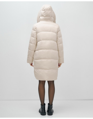 Женский зимний пуховик с капюшоном.