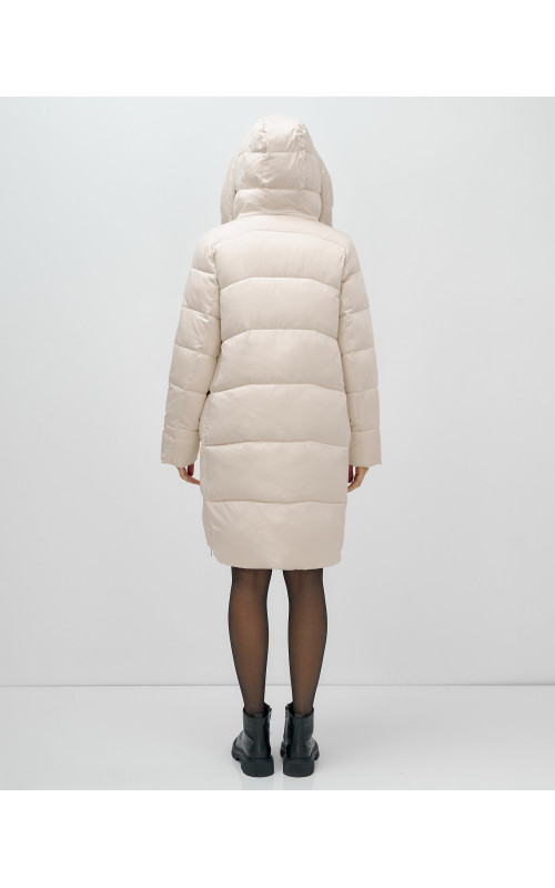 Женский зимний пуховик с капюшоном.