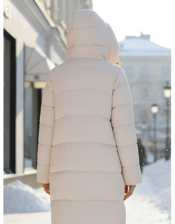 Женский зимний пуховик с капюшоном.