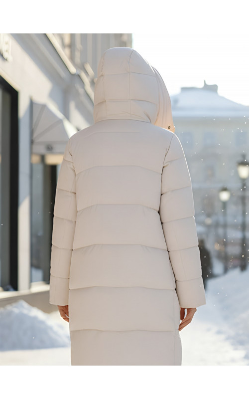 Женский зимний пуховик с капюшоном.