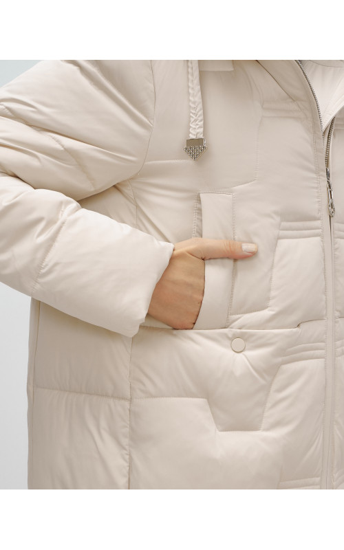 Женский зимний пуховик с капюшоном.