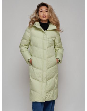 Длинный женский пуховик с капюшоном.