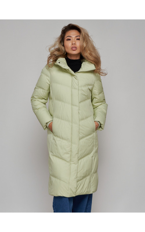 Длинный женский пуховик с капюшоном.