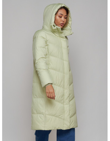 Длинный женский пуховик с капюшоном.