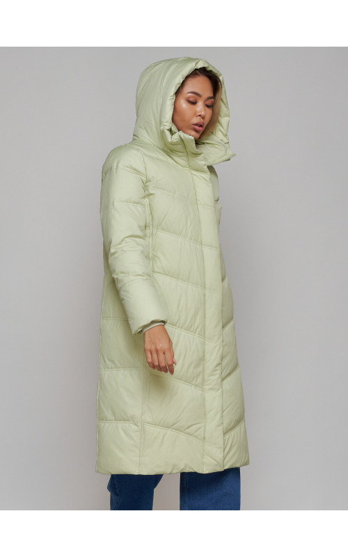 Длинный женский пуховик с капюшоном.