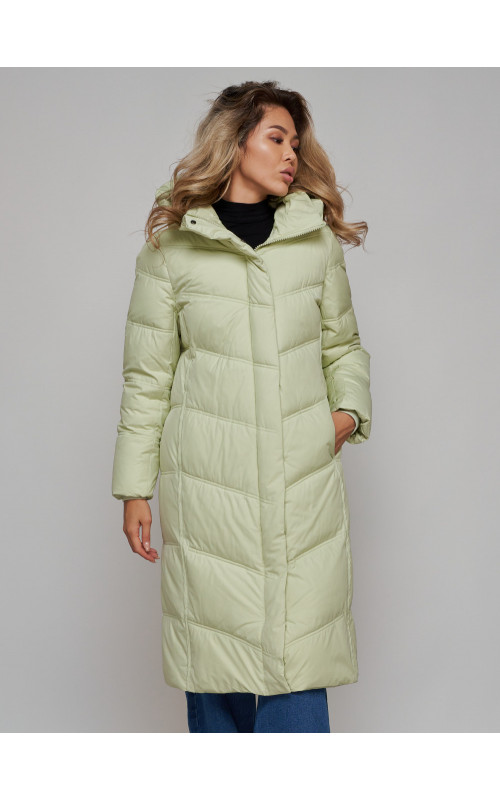 Длинный женский пуховик с капюшоном.