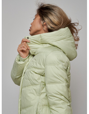 Длинный женский пуховик с капюшоном.