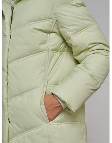 Длинный женский пуховик с капюшоном.