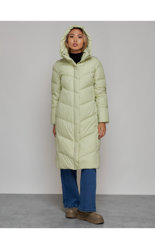 Длинный женский пуховик с капюшоном.