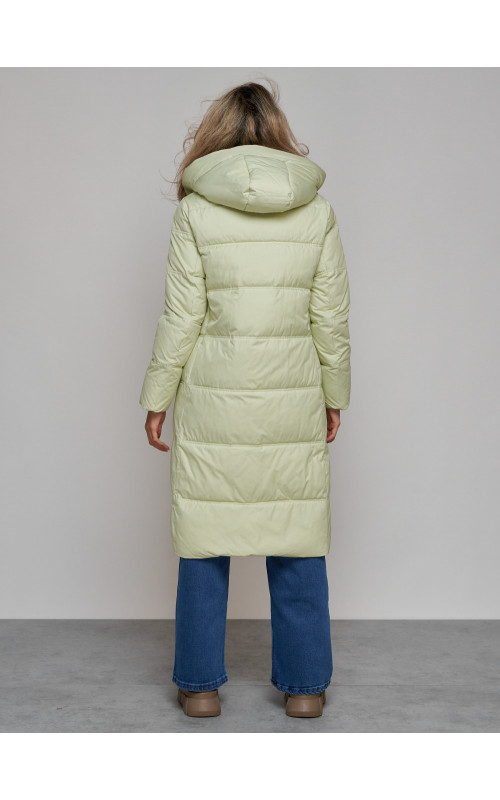 Длинный женский пуховик с капюшоном.