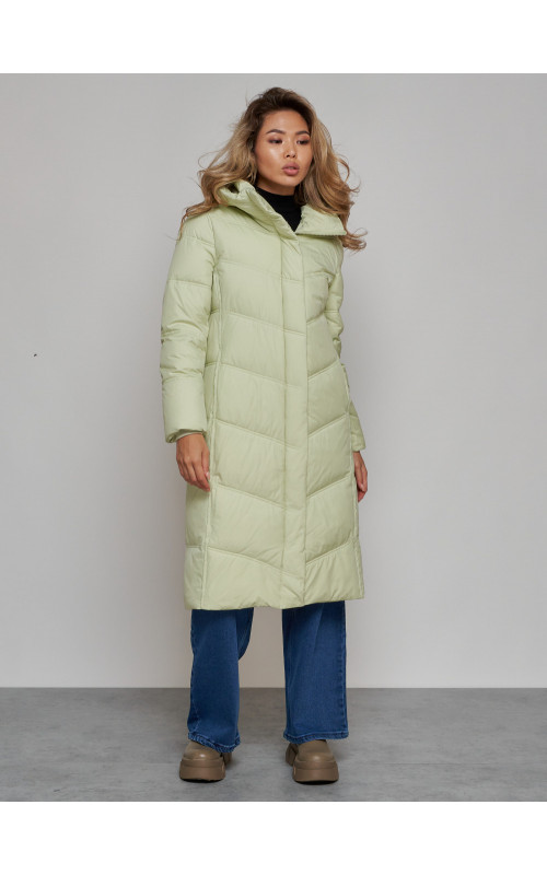 Длинный женский пуховик с капюшоном.