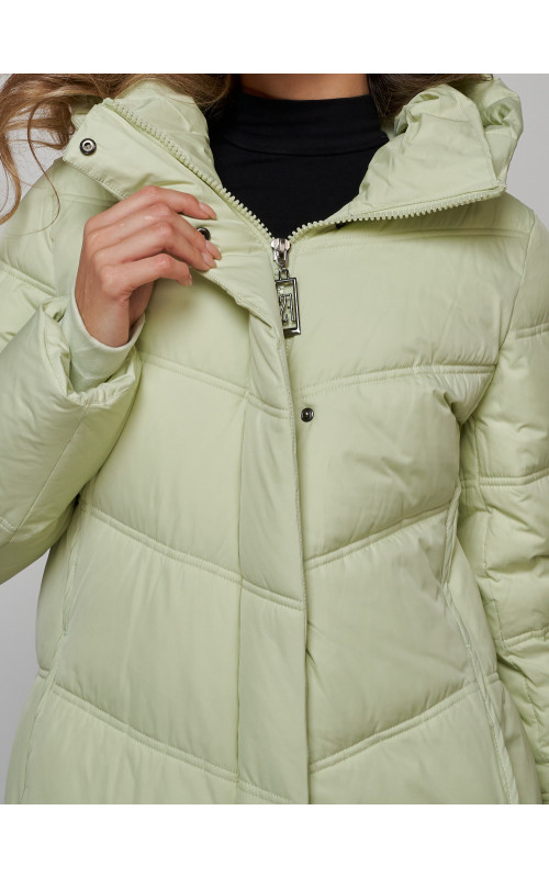 Длинный женский пуховик с капюшоном.