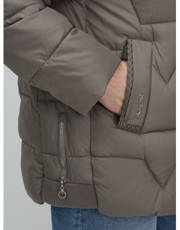 Пуховик для женщин с искусственной овчиной: стиль и тепло зимой