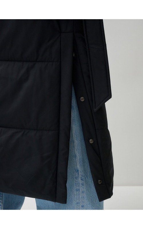 Тёплый женский пуховик с поясом и капюшоном.