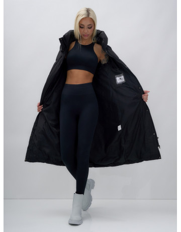 Длинный женский пуховик прямого кроя с капюшоном.