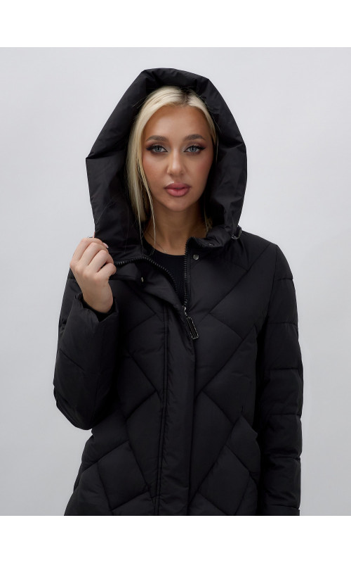 Длинный женский пуховик прямого кроя с капюшоном.