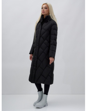 Длинный женский пуховик прямого кроя с капюшоном.