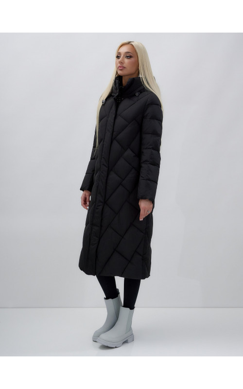 Длинный женский пуховик прямого кроя с капюшоном.