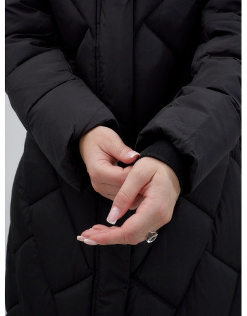 Длинный женский пуховик прямого кроя с капюшоном.