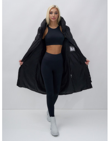 Длинный женский пуховик прямого кроя с капюшоном.