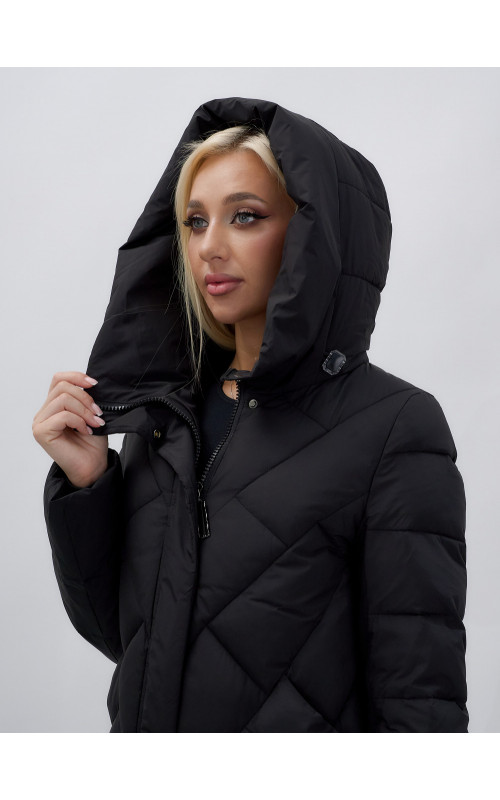 Длинный женский пуховик прямого кроя с капюшоном.