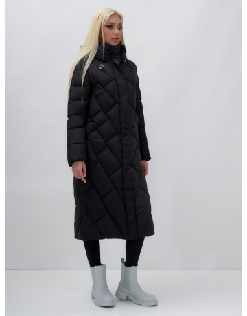 Длинный женский пуховик прямого кроя с капюшоном.