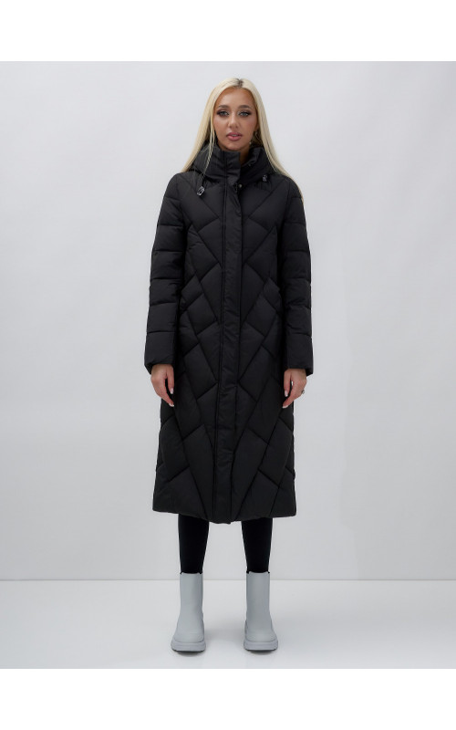 Длинный женский пуховик прямого кроя с капюшоном.