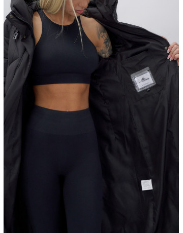 Длинный женский пуховик прямого кроя с капюшоном.