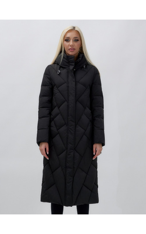 Длинный женский пуховик прямого кроя с капюшоном.