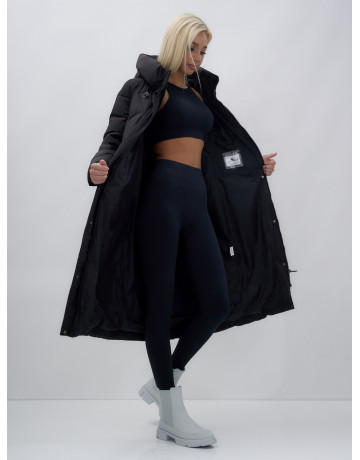 Длинный женский пуховик прямого кроя с капюшоном.