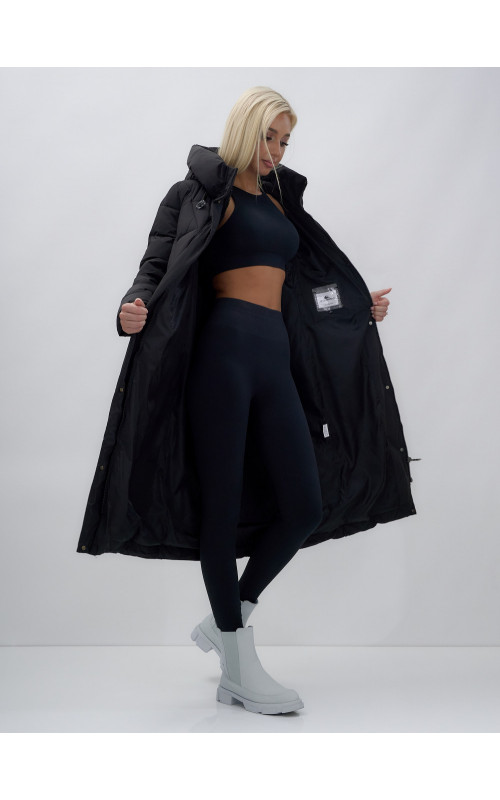 Длинный женский пуховик прямого кроя с капюшоном.