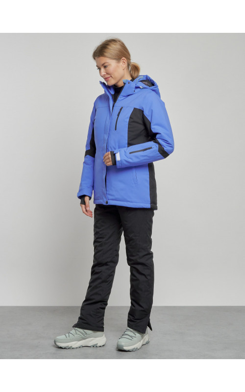 Женский горнолыжный костюм для зимних видов спорта.