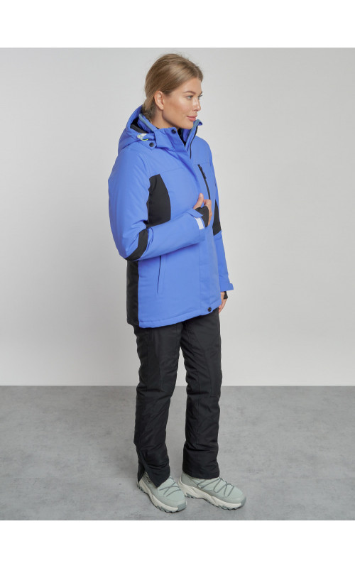 Женский горнолыжный костюм для зимних видов спорта.