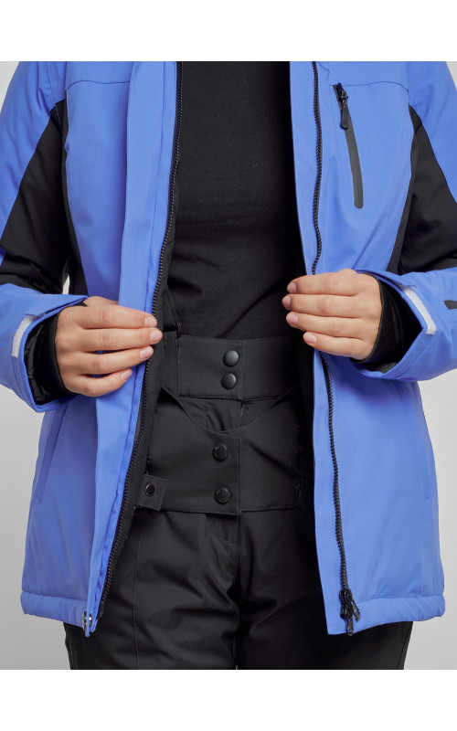 Женский горнолыжный костюм для зимних видов спорта.