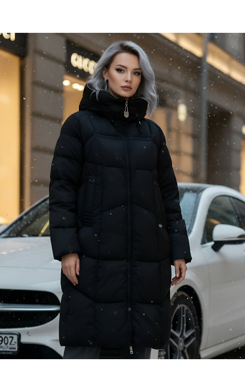 Длинный женский пуховик с капюшоном.