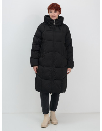 Длинный женский пуховик с капюшоном.