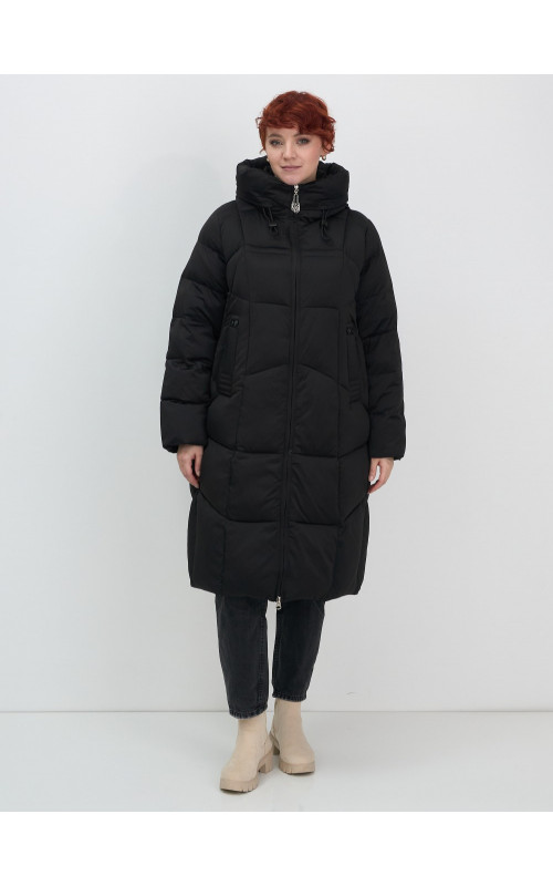 Длинный женский пуховик с капюшоном.