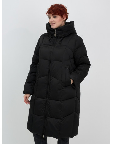 Длинный женский пуховик с капюшоном.