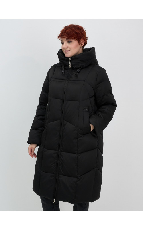 Длинный женский пуховик с капюшоном.