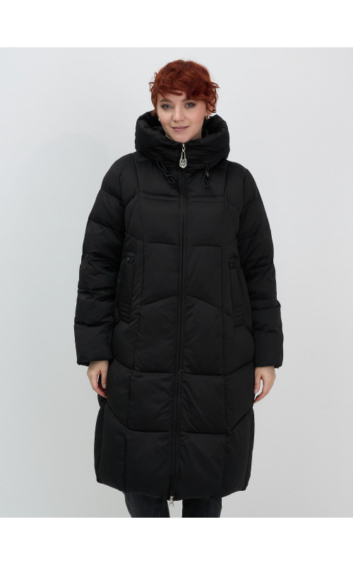 Длинный женский пуховик с капюшоном.