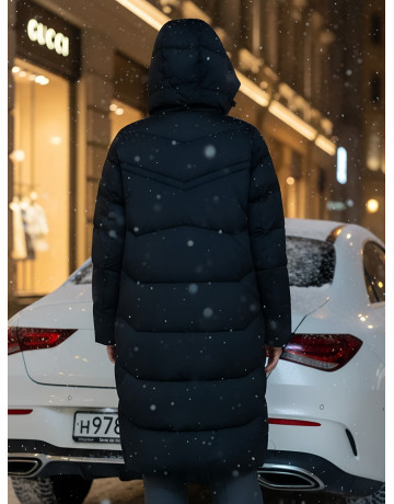 Длинный женский пуховик с капюшоном.