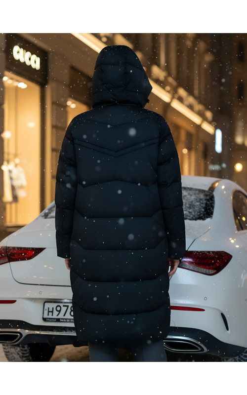 Длинный женский пуховик с капюшоном.