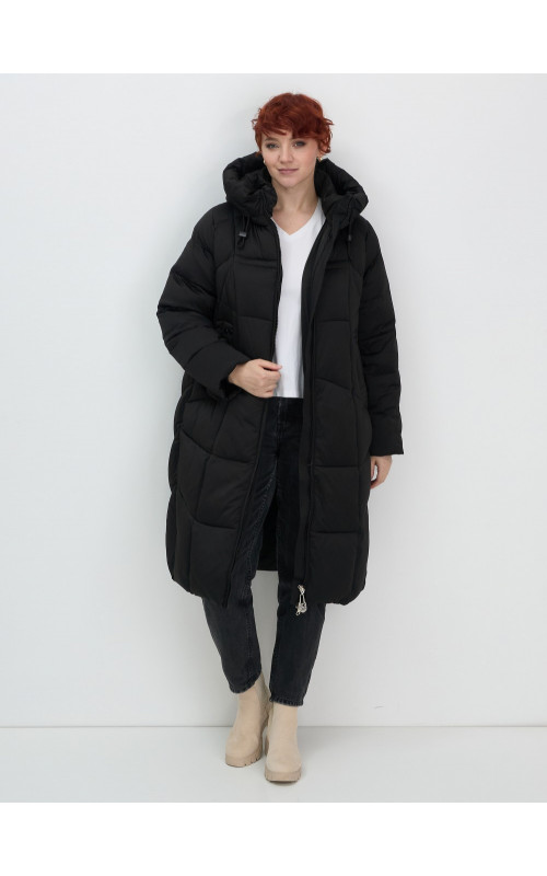 Длинный женский пуховик с капюшоном.