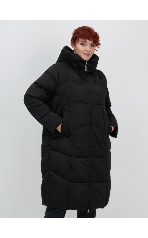 Длинный женский пуховик с капюшоном.