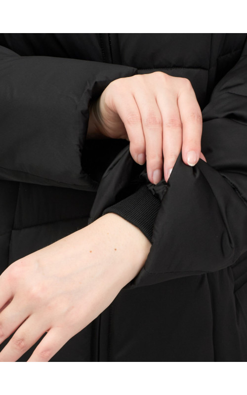 Длинный женский пуховик с капюшоном.