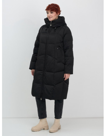 Длинный женский пуховик с капюшоном.