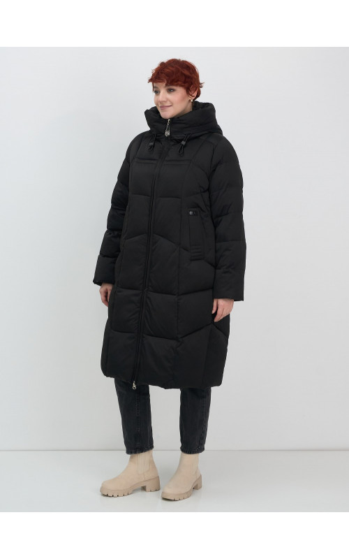 Длинный женский пуховик с капюшоном.