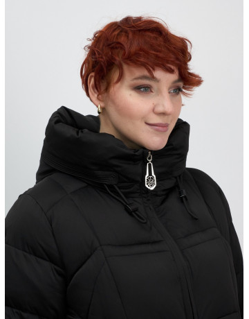 Длинный женский пуховик с капюшоном.