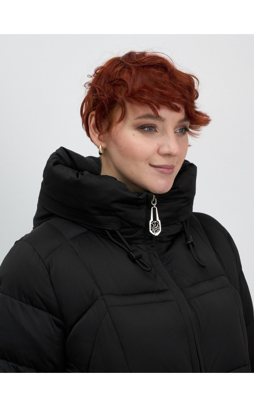 Длинный женский пуховик с капюшоном.